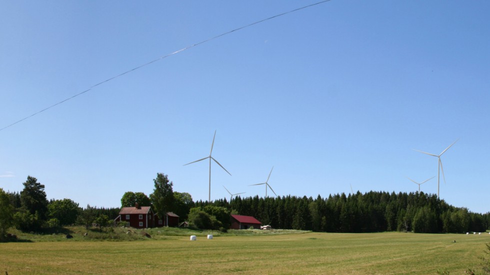 Kristdemokraterna i Finspång vill att det ska finnas ett säkerhetsavstånd mellan bebyggelse och vindkraftverk på minst tio gånger verkets höjd.