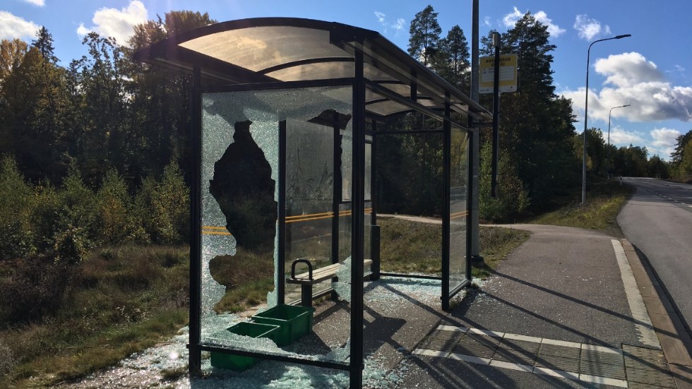 Bara hittills i år har Johan Lundberg fått åka till Ankarsrum vid tre tillfällen för att ta bort klotter och sopa upp krossat glas vid hållplatserna.