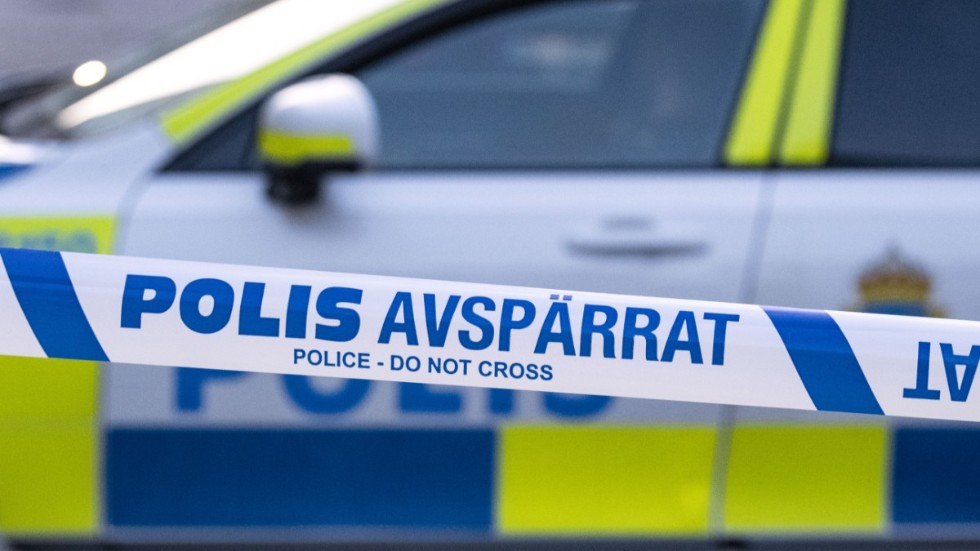 Polisen har spärrat av lägenheten i Västerviks kommun.