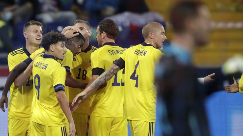 Alexander Isak gratuleras efter 1–0-målet mot Ryssland – ett efterlängtat sådant.