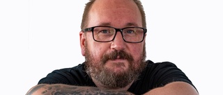 Punkaren från Stallarholmen blev fantasyförfattare: Nu släpps Tommy Gustafssons debutroman