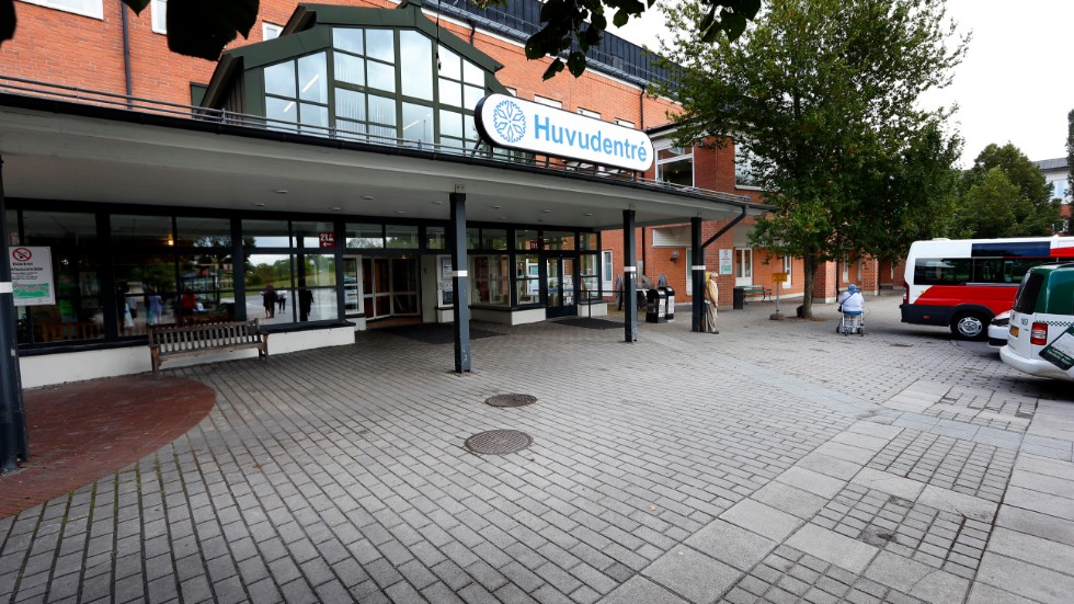 Vrinnevisjukhuset i Norrköping har vårdat covid-patienter i ett år nu. Smittspridningen fortgår fortfarande i samhället.