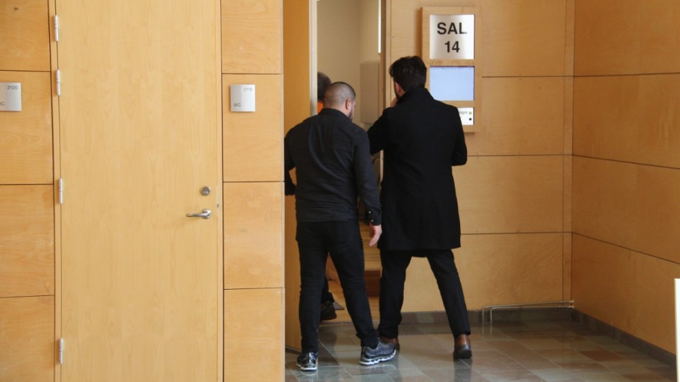 Den drabbade butiksägaren Maher Alsaloom och hans målsägandebiträde Patrik Malki har fått domen. Knivmannen döms till rättspsykiatrisk vård.