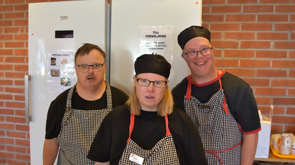 Stefan Björklund, Anna Gustafsson och Rickard Lind har saknat att gå till jobbet under sommaren. Nu har cafét öppnat i nya lokaler på Leoparden, men allmänheten får vänta på att komma och fika. 