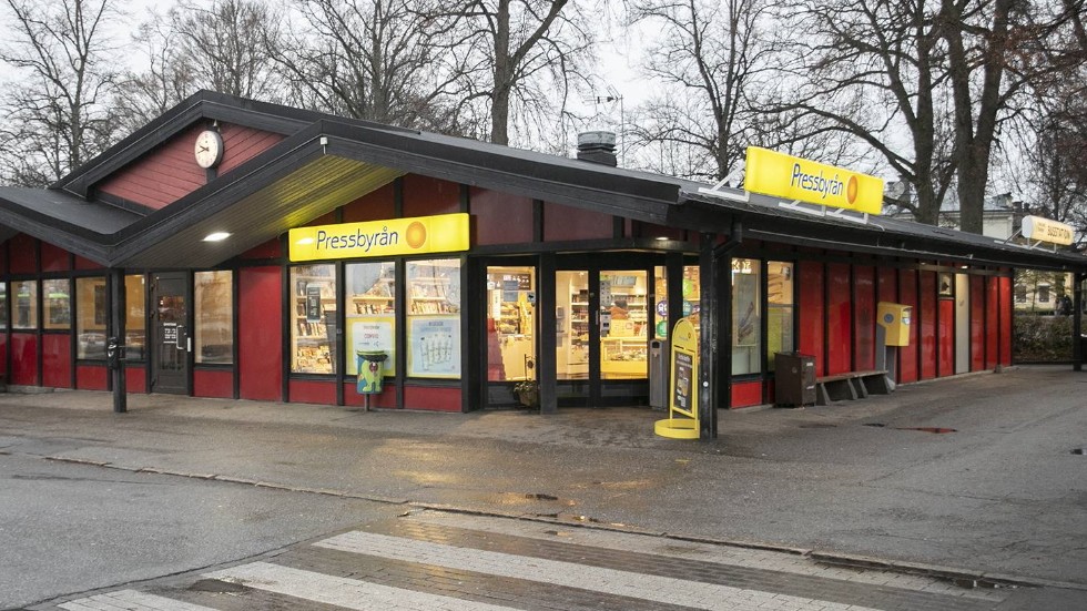 Vänthallen vid bussterminalen är stängd och resenärer måste stå ute och frysa i väntan på bussarna. Dålig PR för Nyköping, tycker Mats Jönsson.