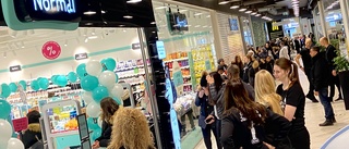 Kö vid butiksöppning i centrum – få bar munskydd