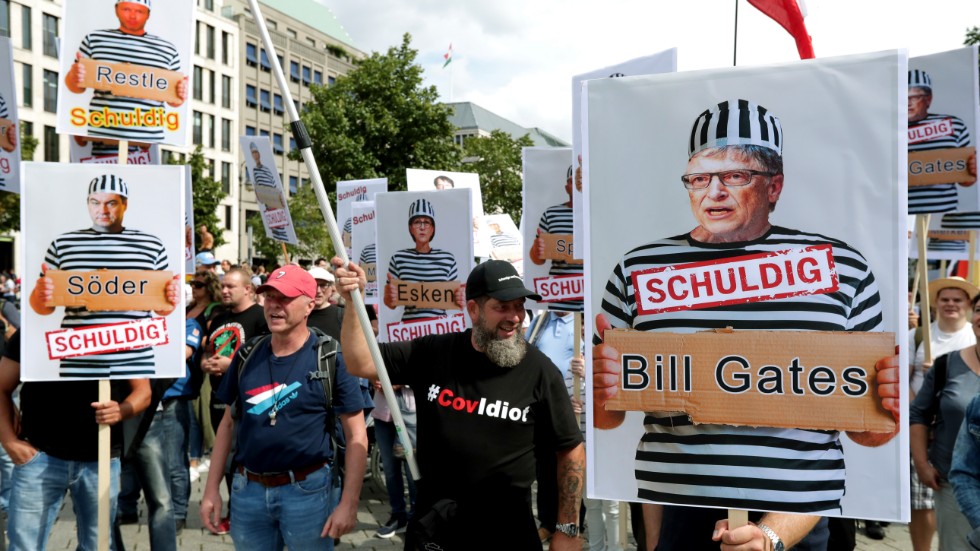 Under coronademonstrationerna i Berlin i augusti förra året hölls bland annat upp en skylt där Bill Gates utmålas som "skyldig". Under demonstrationerna försökte en grupp storma tyska parlamentet. Arkivbild.