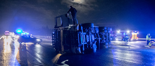 Stora störningar på E4 efter lastbilskrock – tre personer förda till sjukhus