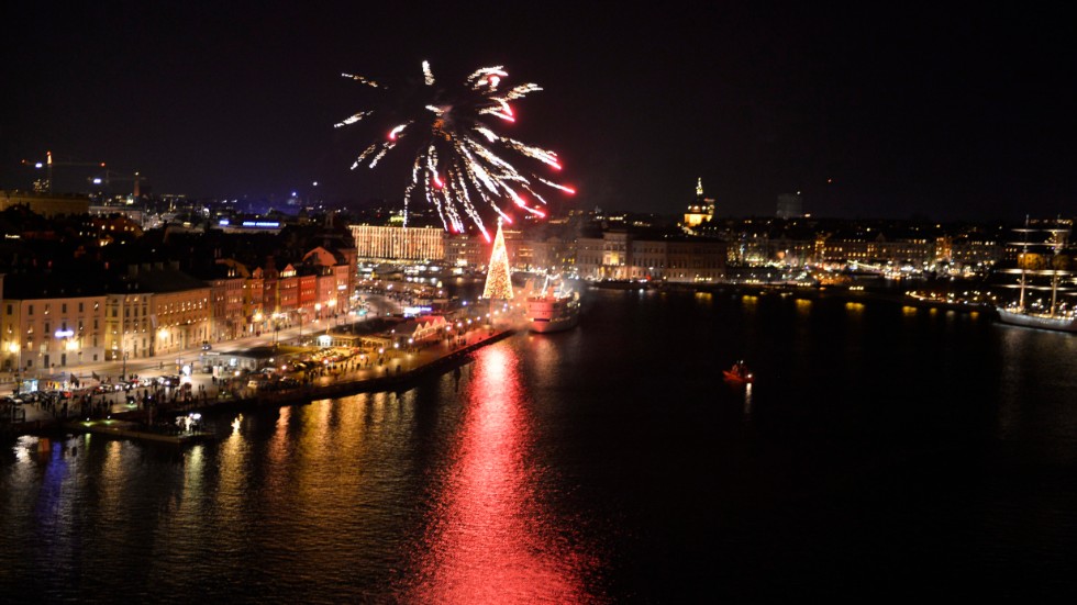 Fyrverkeri över Skeppsbron i Stockholm. På nyårsafton 2020 var det traditionella firandet inställt. Arkivbild