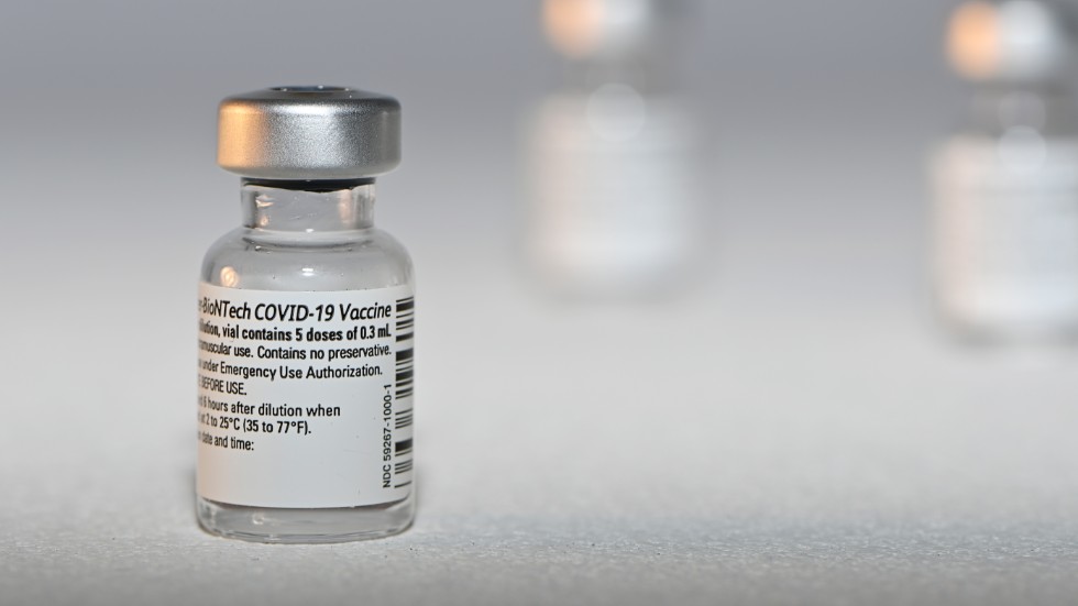 Vaccineringen med Pfizer-BioNTechs covid-19 vaccin pågår just nu i Sverige. Ännu vet man inte om vaccinering innebär att man är skyddad från smitta. Arkivbild.
