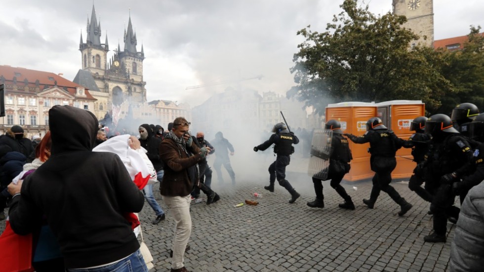 Polis drabbar samman med demonstranter som lessnat på regeringens hantering av pandemin i Tjeckens huvudstad Prag i oktober.