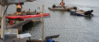 Båt drev i småbåtshamnen – fick bogseras