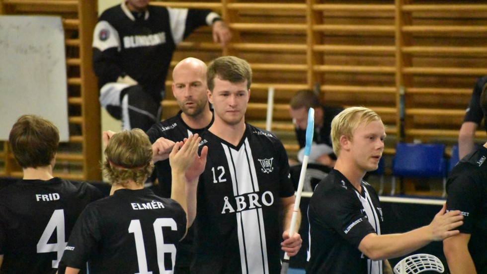 "Jag förstår om man fortsätter spela i SSL, men inte i division 1", säger VIBK-kaptenen Johan Carlsson.