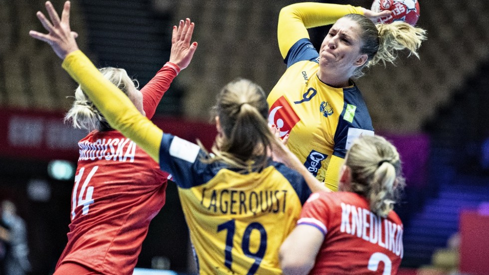 Melissa Petrén och Sverige vann den första gruppspelsmatchen i handbolls-EM.