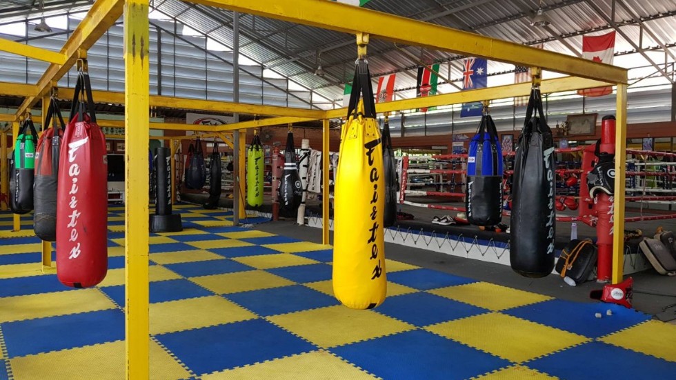 Boxningsgymmet, som heter Santai Muay Thai, finns fortfarande kvar. Men det är ont om elever efter coronautbrottet.