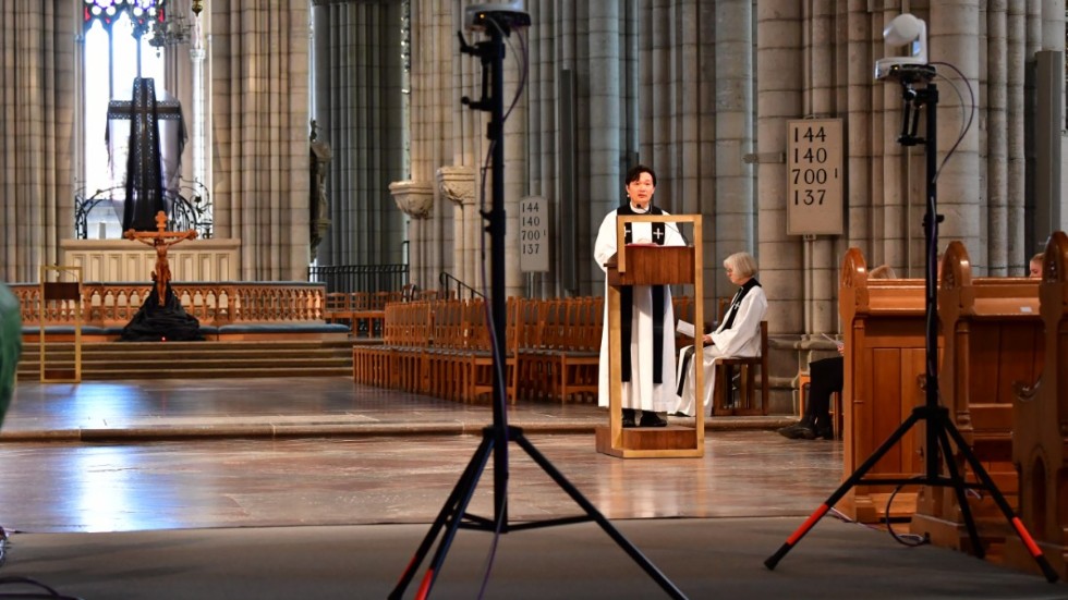 På bilden syns prästen Sam Douhan från inspelningen av en gudstjänst i Uppsala domkyrka under årets påskfirande.