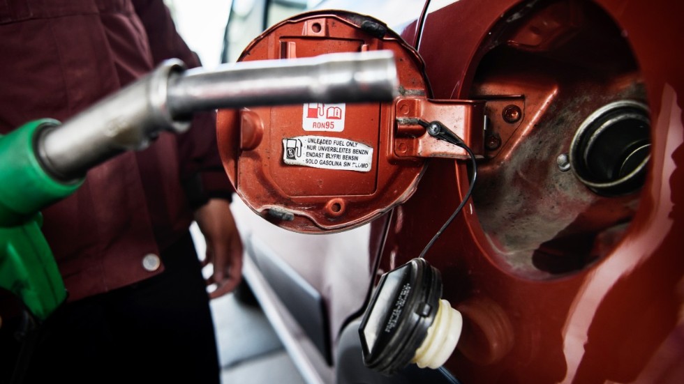 Sänk priset på bensin och diesel och ta bort reseavdragen, föreslår signaturen AP.

