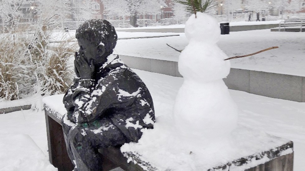 Någon hade visat medmänsklighet genom att göra en snögubbe intill flyktingpojken Gzim.