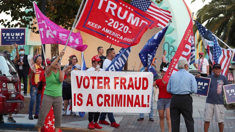Trumpsupportrar protesterar mot påstått valfusk. Bild från förra veckan.