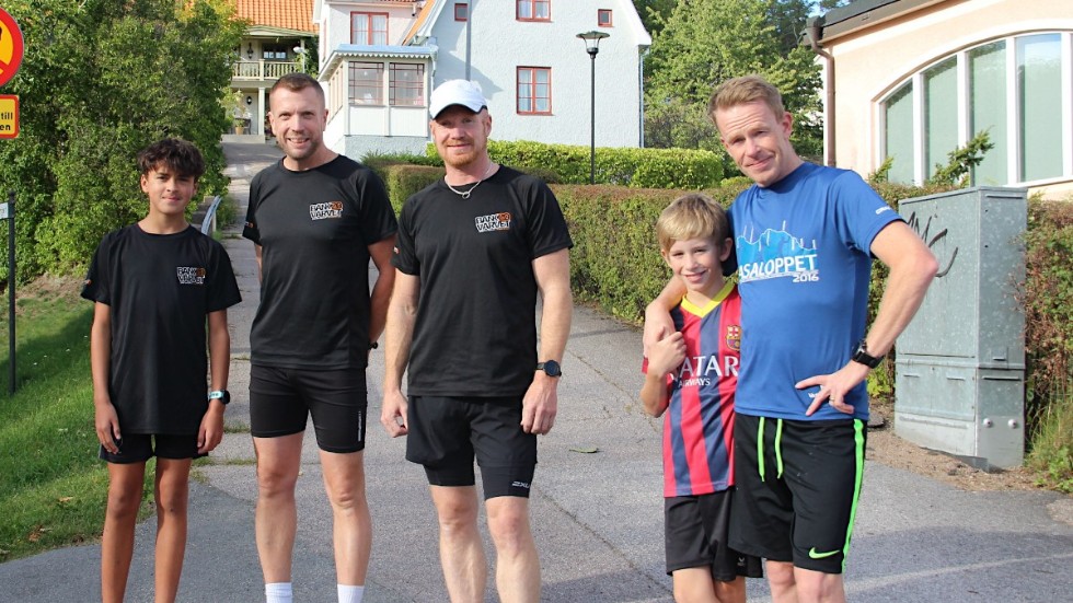 Stephan Andersson med pappa Staffan Andersson, Mathias Renaldo, samt Liam Hjärpe med pappa Kent Hjärpe springer bankvarvet tillsammans - varje dag. Både Liam och Stephan tycker att det känns bra. 