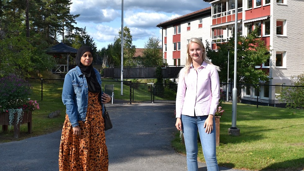 Farhia Kassem och Emma Berg har varit vikarier inom vård- och omsorgsverksamheterna i sommar. Båda två är nöjda över att det alltid funnits ordinarie personal att fråga. 