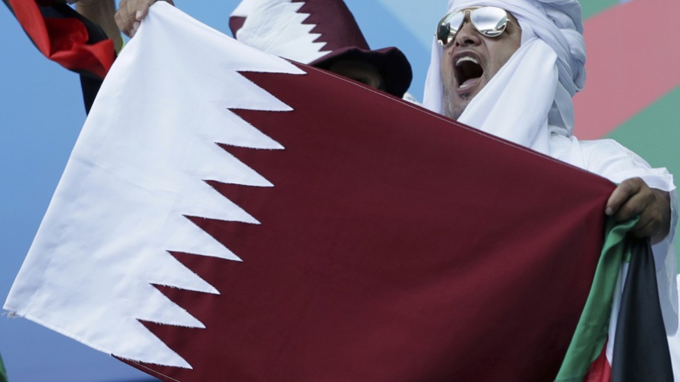 Medan qatariska fotbollsfans jublar får landets gästarbetare sätta livet till.