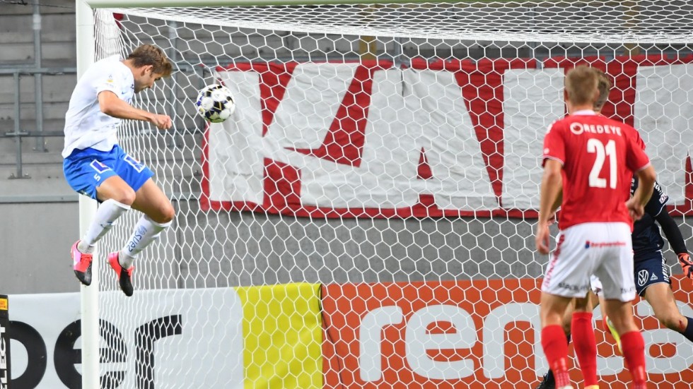 Christoffer Nyman nickar in IFK Norrköpings 2–0-mål i bortamötet med Kalmar FF.