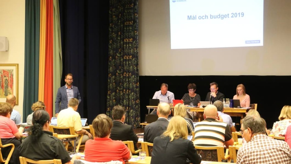 Ekonomichefen henric Svensson presenterade nästa års budget vid kommunfullmäktiges sammanträde.