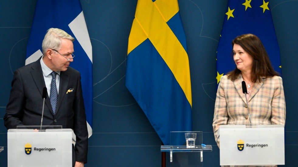 Finlands utrikesminister Pekka Haavisto och Sveriges utrikesminister Ann Linde (S) samtalar under en gemensam pressträff i början av februari. Finland kan vara på väg att gå före Sverige in i Nato.