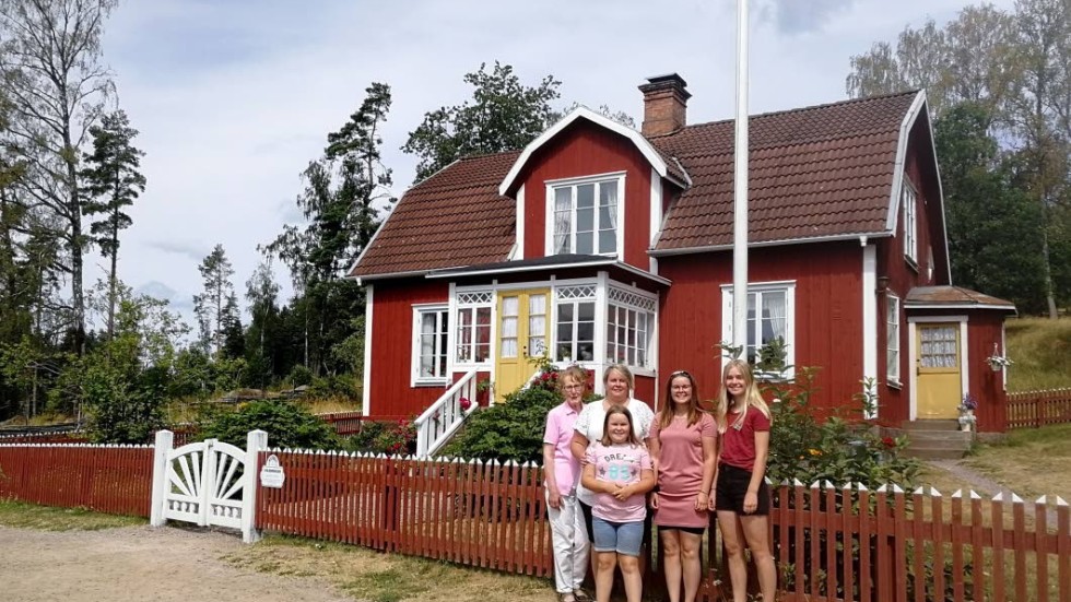 Tre generationer hjälper till på gården. Denna vecka hittar man Siv Johansson, Katarina Hugosson, Lovisa Hugosson, Karolina Hugosson och kompisen Ester Strandh.