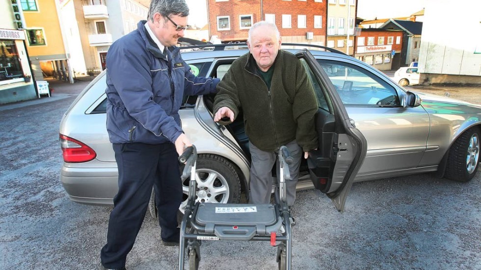 Steven Phillips, t.h gillar inte de nya tiderna för närtrafiken till Vimmerby från Frödinge. På bilden får han hjälp av Jan-Olof Adolfsson ur en taxibil vid ett tidigare tillfälle.