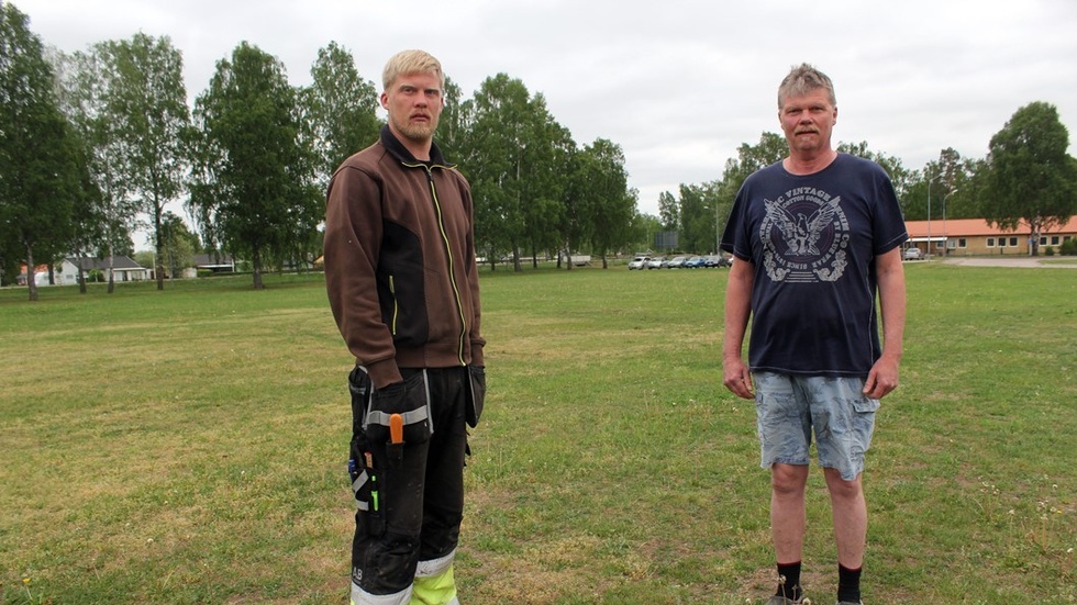 På lördag ska här sjuda av liv och rörelse. Samuel Pettersson och Håkan Pettersson räknar ner till Målilla Sommarmarknad. Foto: Charlotte Madestam