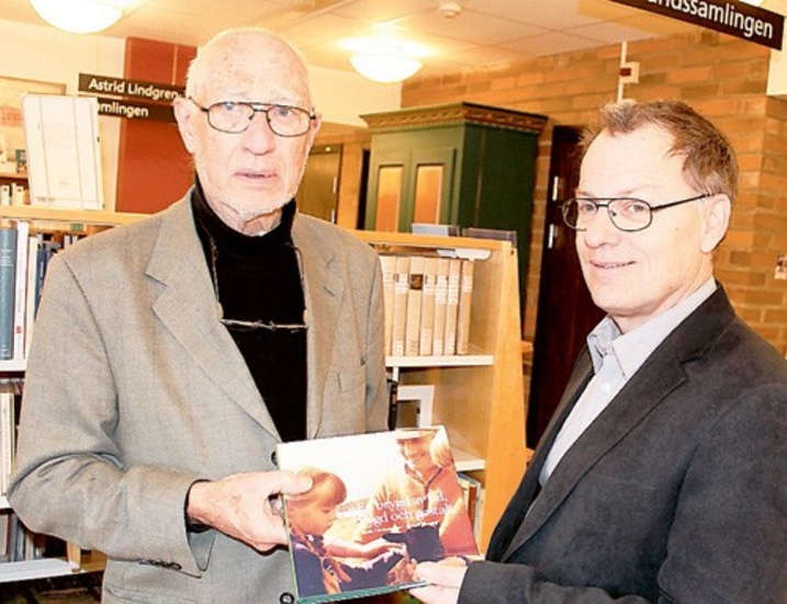 Nu finns boken om Kalle i Grinderum i bibliotekets stora Smålandssamling. Författaren Karl-Göran Andersson och hembygdsföreningens Bertil Carlsson överlämnade ett par exemplar samma dag som boken lanserades.