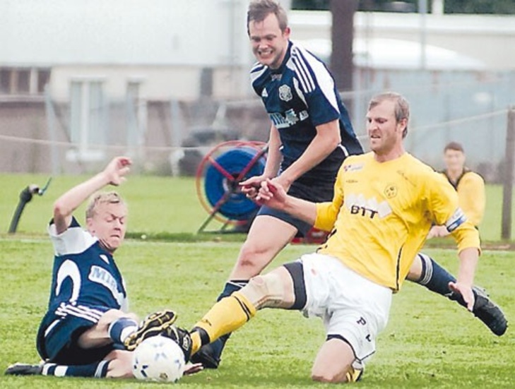 Vimmerbys Christian Simonsson och Kisas Marcus Blomberg möts i en tuff duell i det heta derbyt som slutade 2-1 i Kisafavör.