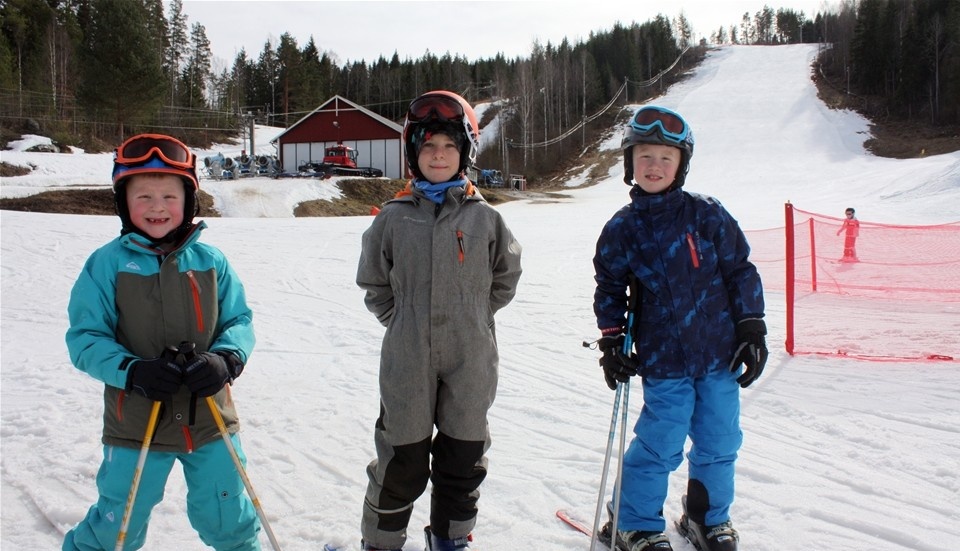 Alexander, Felix och John från Mjölby och Rimforsa var i backen i söndags och njöt av vårvädret.