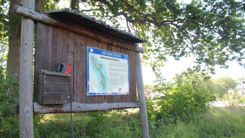 Enligt de komunala reservatföreskrifterna för Gränsö, får hundar inte gå okopplade.