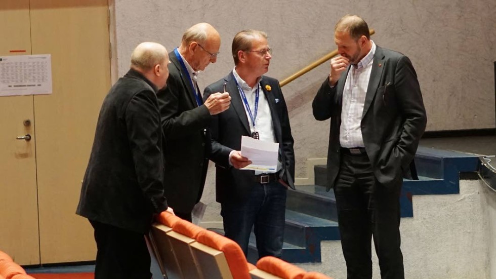 Den omaka konstellationen Dan Larsen (SD), Tommy Ivarsson (SD), Harald Hjalmarsson (M) och Tomas Kronståhl (S) diskuterar under pausen.