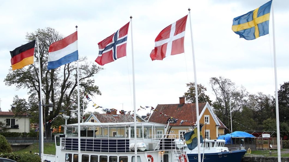 Flaggorna vid Göta kanalbolag smattrade i vinden.