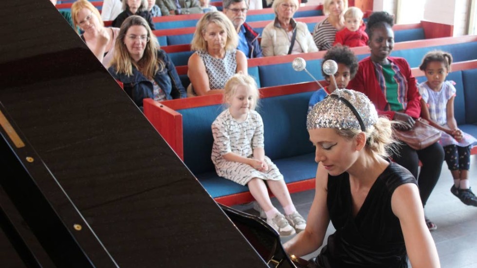 Karin Haglund håller i en barnföreställning under Västervik Kammarmusikfestival.