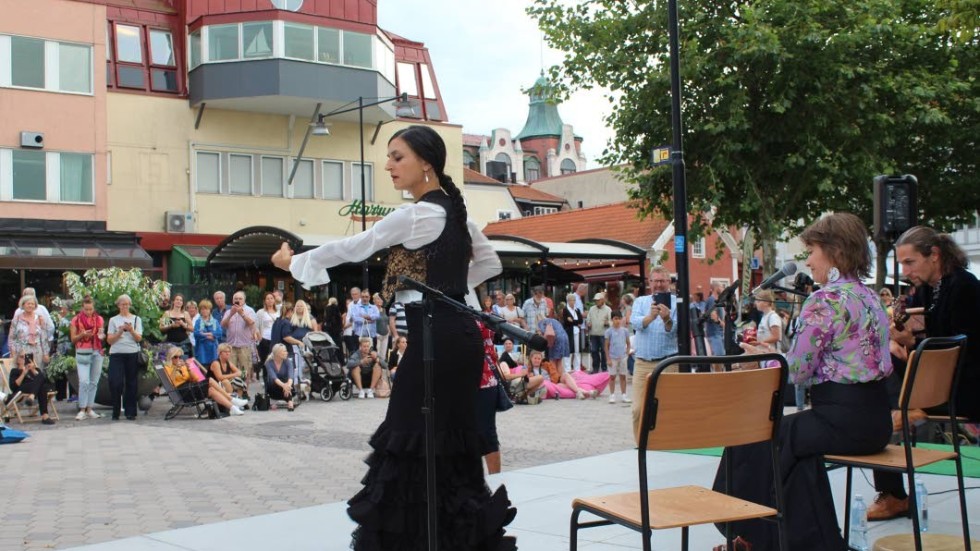Aire Flamenco gav en uppskattad show på Fiskaretorget i Västervik.