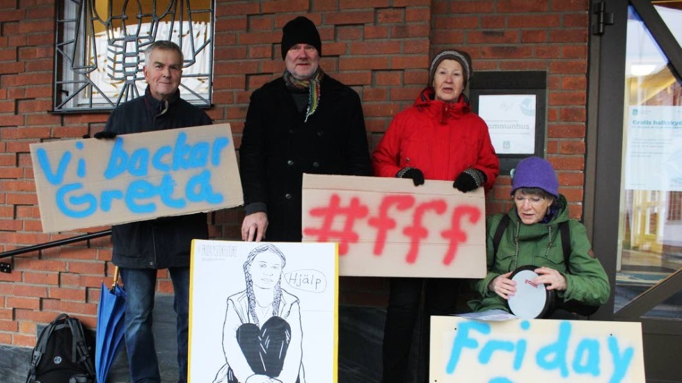 Fredagsprotesten utanför kommunhuset samlade några demonstranter som höll plakat och sjöng sånger. Från vänster: Lasse Pettersson, Göran Nordström, Marianne Carce och Måd Harnell.