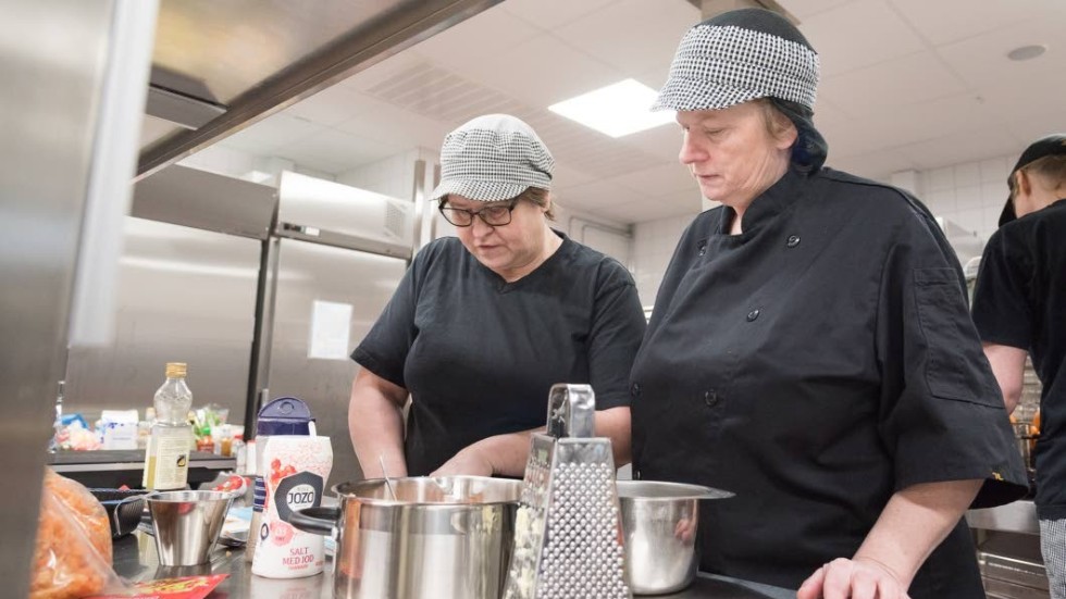 Kockarna Carina Björk och Eva-Marie Ekroth har just satt i gång med första receptet som är kycklingbiff med stort innehåll av rotfrukter.