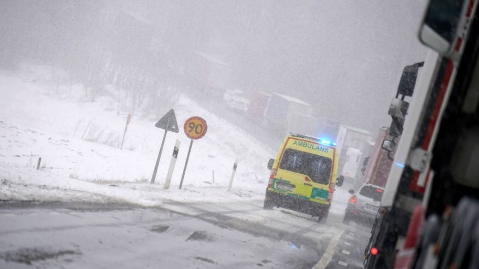 Från fredag eftermiddag väntas regn som övergår i snö. SMHI varnar för trafikproblem.