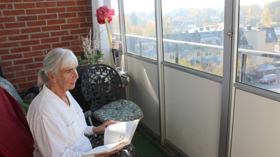 Ågot Byström sitter gärna på den inglasade balkongen och läser.