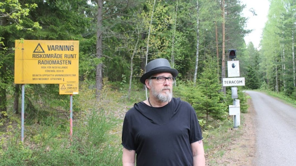 Micke Lindgren som bor granne med högmasten i Ervasteby tycker att det känns lugnare när Teracom satt in dygnet-runt-bevakning i området.