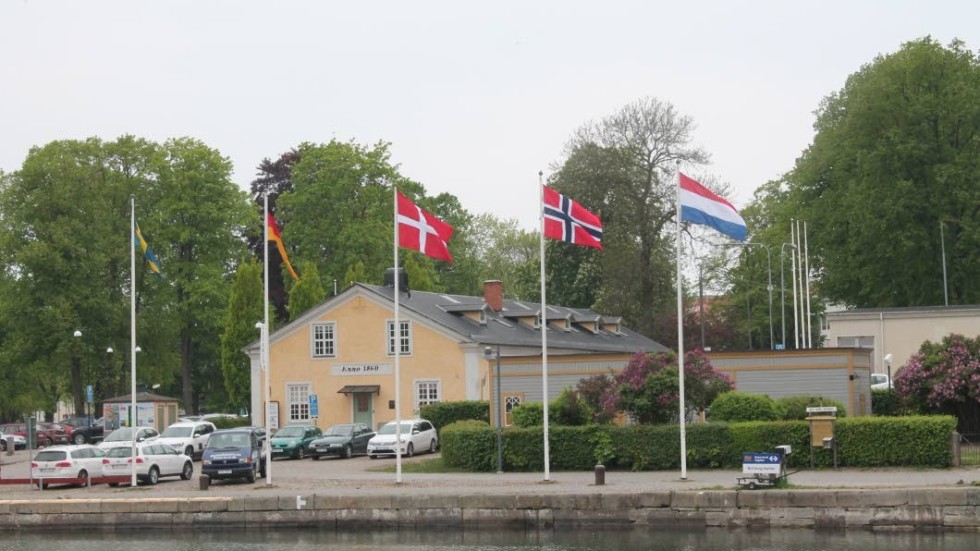 Någon timma efter att fadäsen uppdagades vajade Hollands flagga rätvänd.