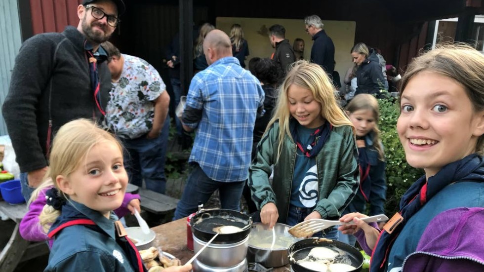Upptäckarscouterna Klara Lövgren, Edith Hermansson Bouvin och Molly Zentio vad några av barnen som lagade krabbelurer (en mjuk kaka) under scouternas terminsstart.