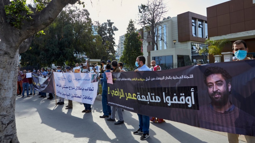Demonstrationer framför rätten i staden Casablanca när rättsprocessen mot Omar Radi inleddes 2020.