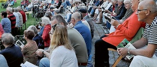 300 sjöng allsång i parken