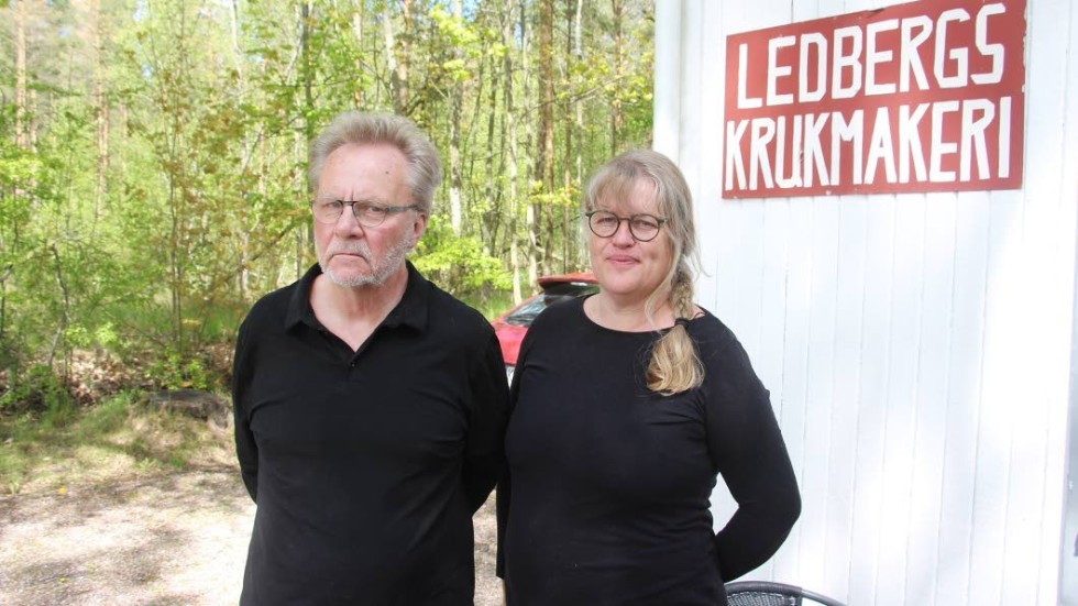 Jack Jacobsson och Sussana Sundin på Ledbergs krukmakeri.